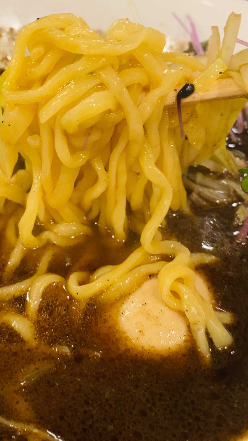ラーメン日本晴れの豊橋ブラックの麺