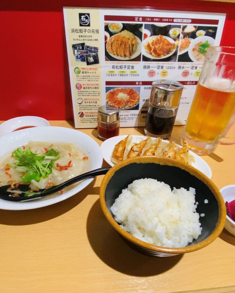 JR浜松駅内にある石松餃子のヤキスイセット。焼餃子5個と水餃子5個の満腹スタイル。
